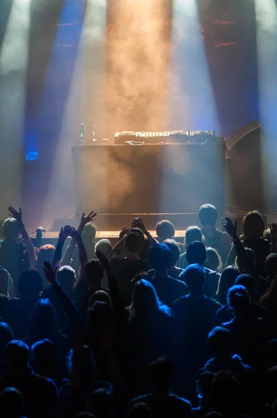 gece kulübünde DJ performans