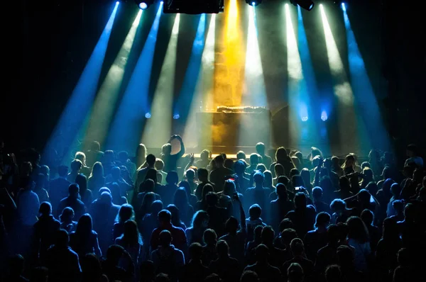 gece kulübünde DJ performans