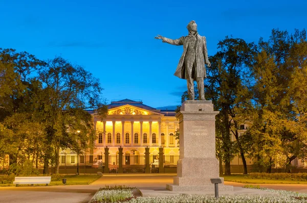 Büyük Rus şair Alexander Pushkin Ploshcha üzerinde anıt