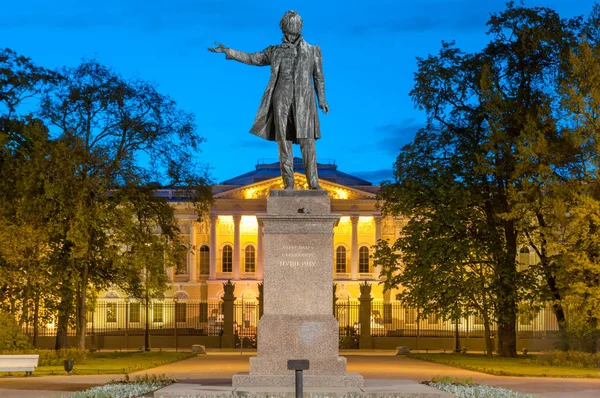 Büyük Rus şair Alexander Pushkin Ploshcha üzerinde anıt