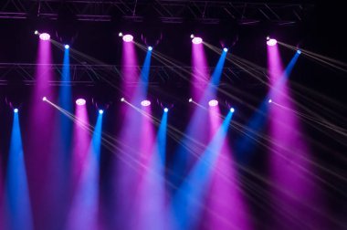 Sahne ışıkları üzerinde konser