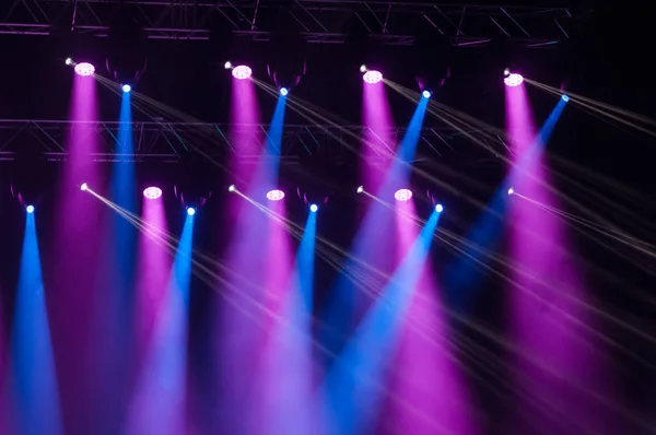 Sahne ışıkları üzerinde konser