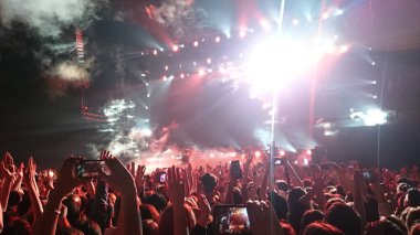 kalabalık konser sırasında yükseltilmiş nands ile
