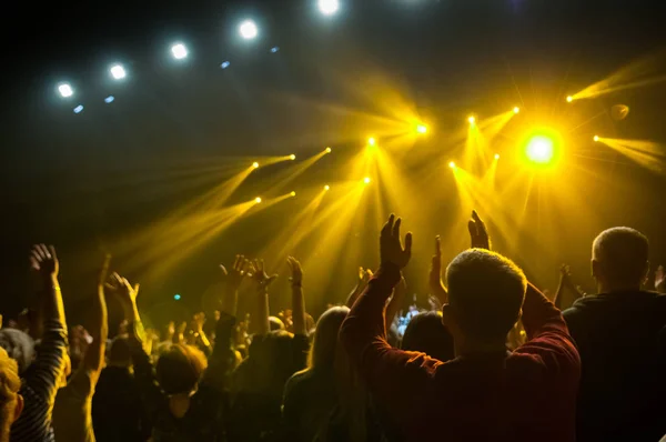 Levantar las manos de los fans durante un concierto, espectáculo o actuación — Foto de Stock