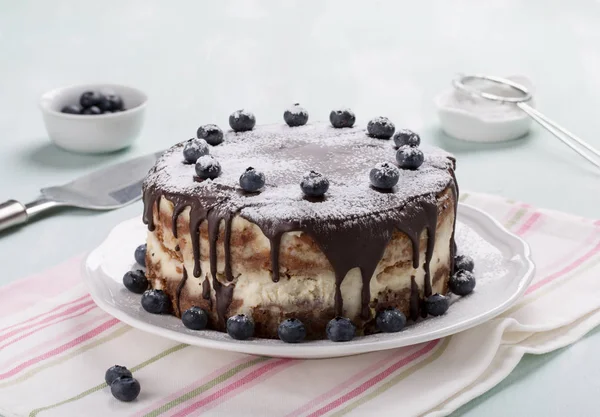 Ev yapımı katmanlı kek çikolata sosu ile mavi ile dekore edilmiştir.