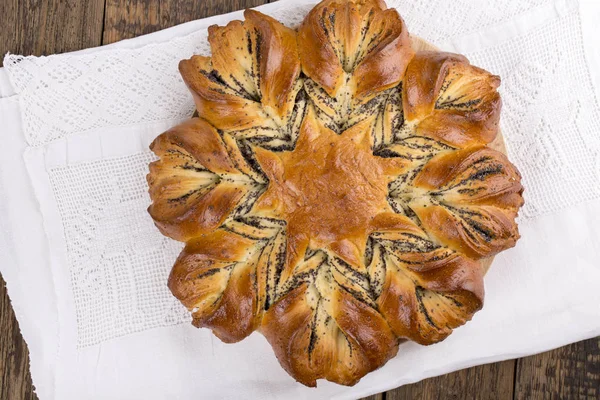 Haşhaş tohumu ekmek bir çiçek şeklinde.