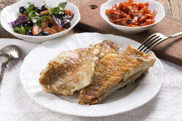 Filete de pescado rosa frito en un plato blanco . — Foto de Stock