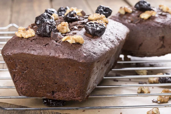Шоколадный торт с черносливом и грецкими орехами — стоковое фото