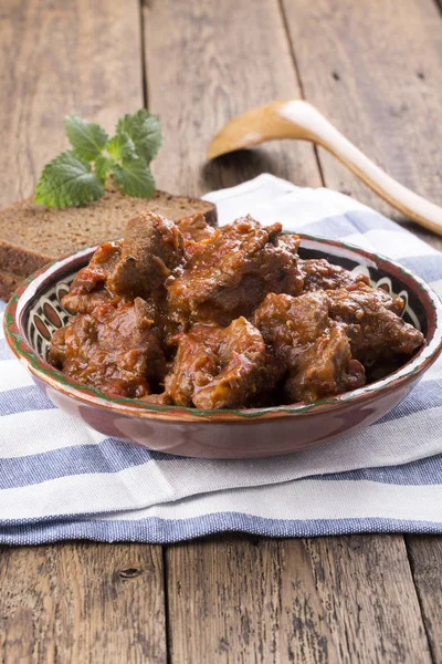 Rindereintopf mit Tomaten und Kräutern. Gulasch. — Stockfoto