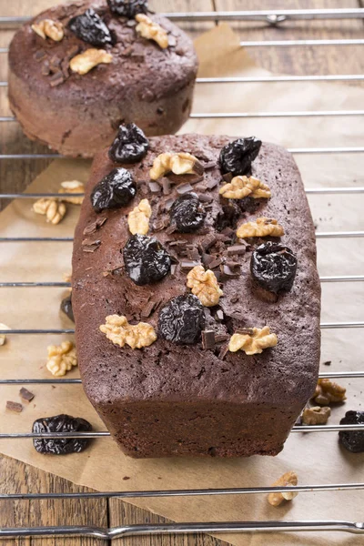 Bolo de chocolate com ameixa e nozes — Fotografia de Stock