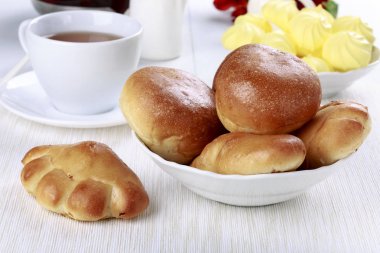 Çörekler ve beze çerezler ile çay partisi.