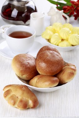 Çörekler ve beze çerezler ile çay partisi.