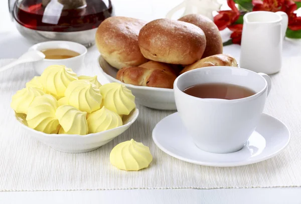 Πάρτι για τσάι με μπισκότα μαρέγκας και ψωμάκια. — Φωτογραφία Αρχείου