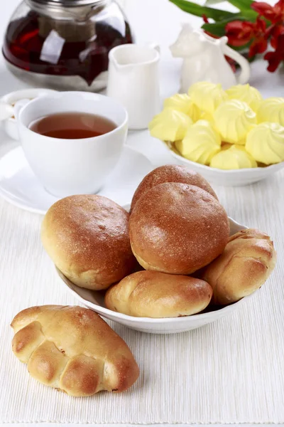 Çörekler ve beze çerezler ile çay partisi.