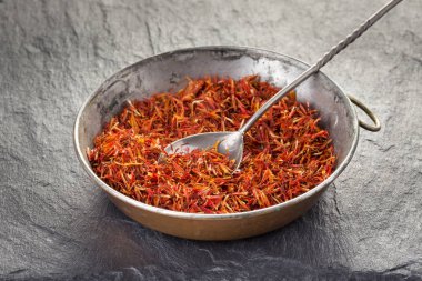 Aspir, yanlış safran, safran thistle. Carthamus tinctorius.