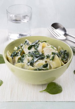 Ispanak ve ricotta Pappardelle. 