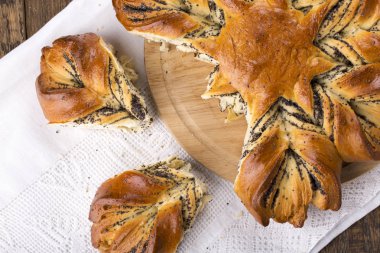 Haşhaş tohumu ekmek bir çiçek şeklinde.