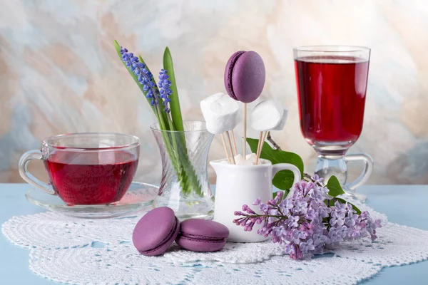 Kwiaty bzu i ciasteczka fioletowy francuski macaroons — Zdjęcie stockowe