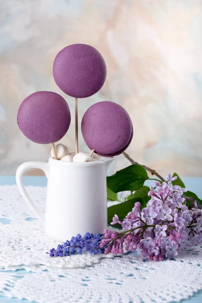 Λιλά λουλούδια και μωβ γαλλική macaroons cookies — Φωτογραφία Αρχείου