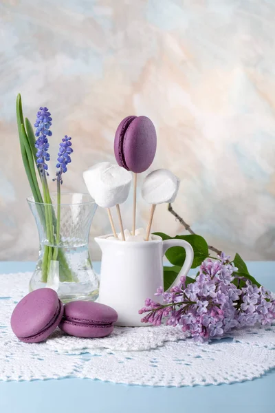 Λιλά λουλούδια και μωβ γαλλική macaroons cookies — Φωτογραφία Αρχείου