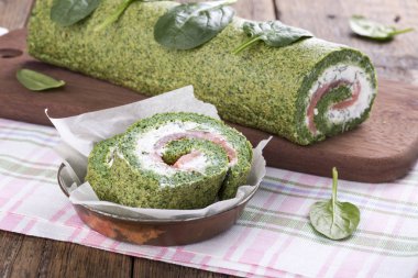 Yeşil ıspanak roll yumuşak peynir ve somon ile