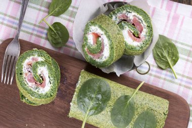 Yeşil ıspanak roll yumuşak peynir ve somon ile