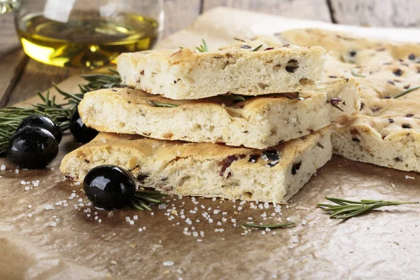 Итальянский хлеб фокачча с оливками и розмарином . — стоковое фото