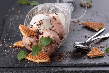 Vanilyalı ve çikolatalı dondurma.