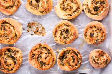 Peynirli çörek alır