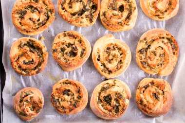 Peynirli çörek alır