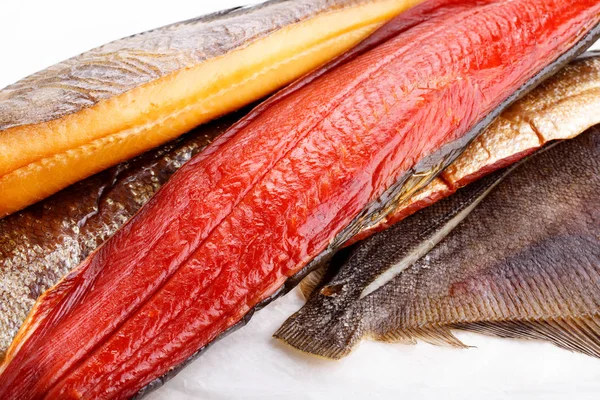 Füme balık - kırmızı somon balığı, pisi balığı, pisi balığı.  