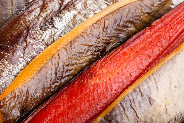 Füme balık - kırmızı somon balığı, pisi balığı, pisi balığı. Gıda arka plan.