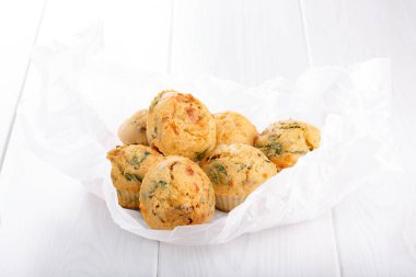 Lezzetli peynir maffins fesleğen ve güneşte kurutulmuş domates ile