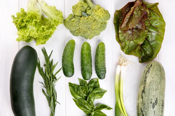 Grønnsaker med hvit trebakgrunn – stockfoto
