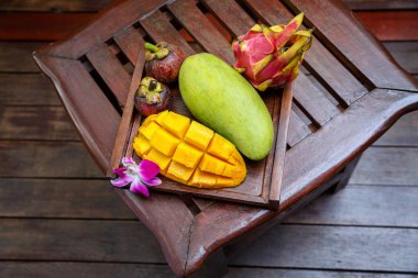 Tahta masada tropik meyveler. Mangosteen, mango, pitaya veya dr.