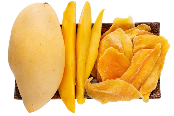 Fette di mango disidratate e mango fresco crudo su piastra di legno isol — Foto Stock