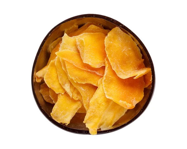 Rebanadas de mango deshidratado en un tazón de madera aislado en blanco. Secar —  Fotos de Stock