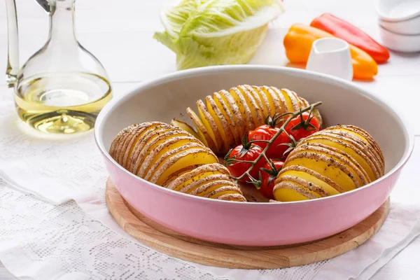 Batatas e tomates cozidos na mesa branca — Fotografia de Stock