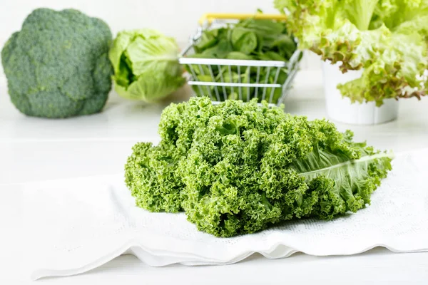 Egy rakás friss kelkáposztalevél. Zöld zöldségek fehér alapon. — Stock Fotó