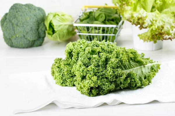 Um punhado de folhas frescas de couve. Verduras verdes no fundo branco . — Fotografia de Stock