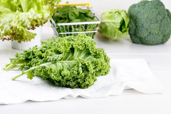Egy rakás friss kelkáposztalevél. Zöld zöldségek fehér alapon. — Stock Fotó