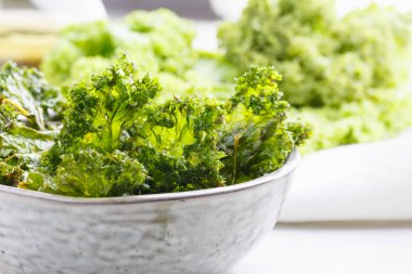 Kasede lahana cipsi. Çıtır yeşil lahana cipsi tuzla sulandırılmış.