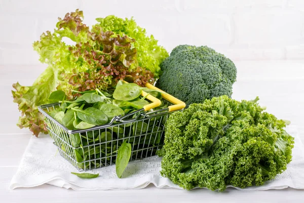 Grünes Gemüse auf weißem Hintergrund. — Stockfoto