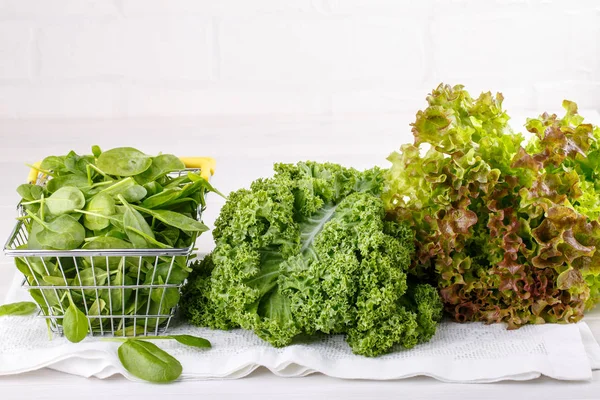 Verduras verdes no fundo branco. — Fotografia de Stock