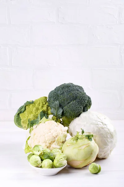 Sortiment Kohl - Romanesco, Weißkohl, Brokkoli, Blumenkohl — Stockfoto