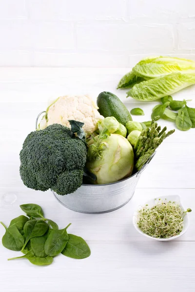 흰 탁자 위에 다양 한 녹색 채소가 있다. 브로콜리, 콜리 플로우 — 스톡 사진