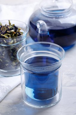 Kelebek çiçeği çayı cam çaydanlıkta demlenir ve servis edilir. 