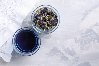 Cam fincanda kelebek çiçeği çayı. Mavi bitki çayı..