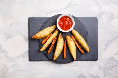 Fırında sebzeler, baharatlar ve bitkiler. Havuç.