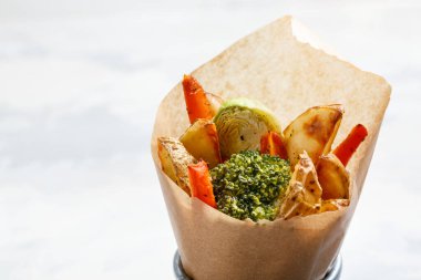 Baharatlı ve otlu fırın. Havuç, patates kızartması.